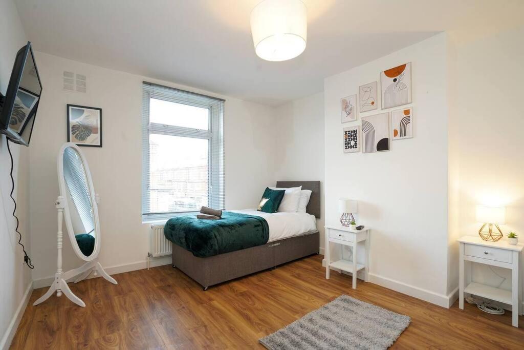 3 Bedroom Home With Free Parking Leeds  Exterior photo